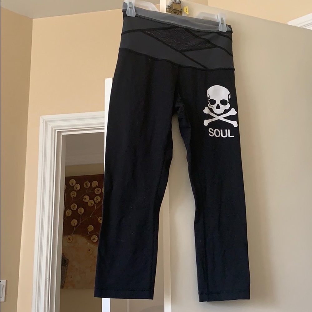Lululemon SoulCycle size 8 crop wunder under